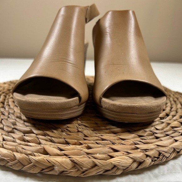 Pierre Dumas Tan Chunky Heel Slingback. Size 9. - Picture 2 of 8